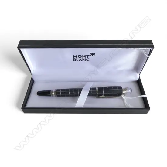 BOXED MONT BLANC FOUNTAIN PEN, serial number NDL 33966L (585. 14ct WG nib)