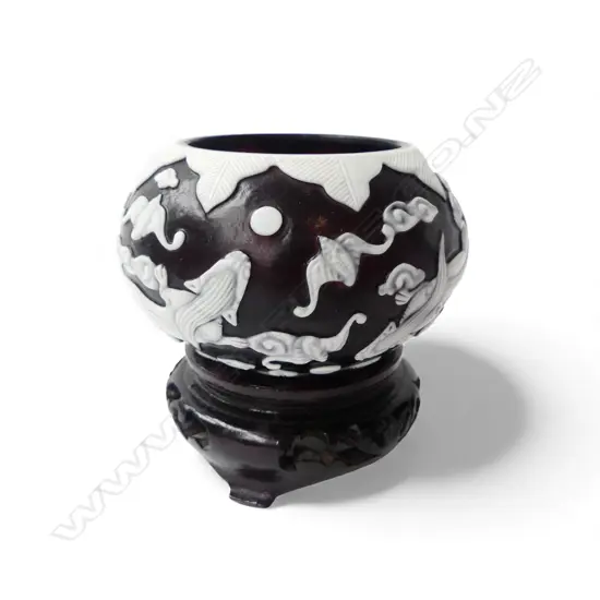 PURPLE & WHITE ANTIQUE PEKING GLASS BOWL ON STAND DIA 80MM