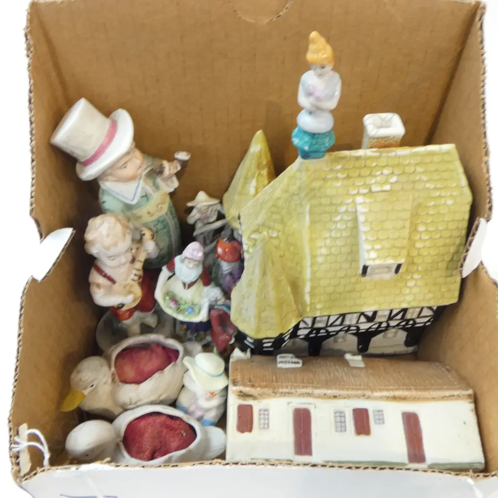 TRAY OF 10 VINTAGE CHINA FIGURAL ORNS & 2 HOUSE ORNS CHIPPED Image 1++