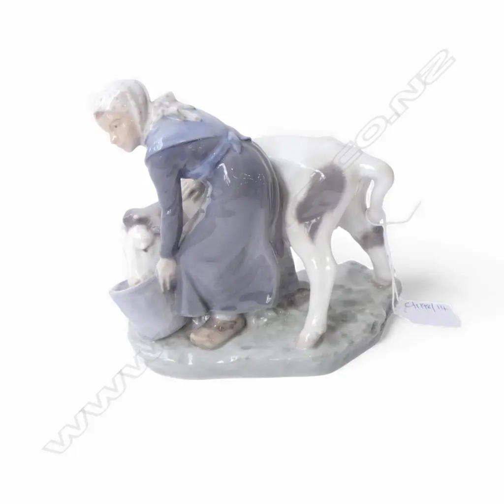 ROYAL COPENHAGEN WOMAN FEEDING COW #779 H.155mm Image 1++
