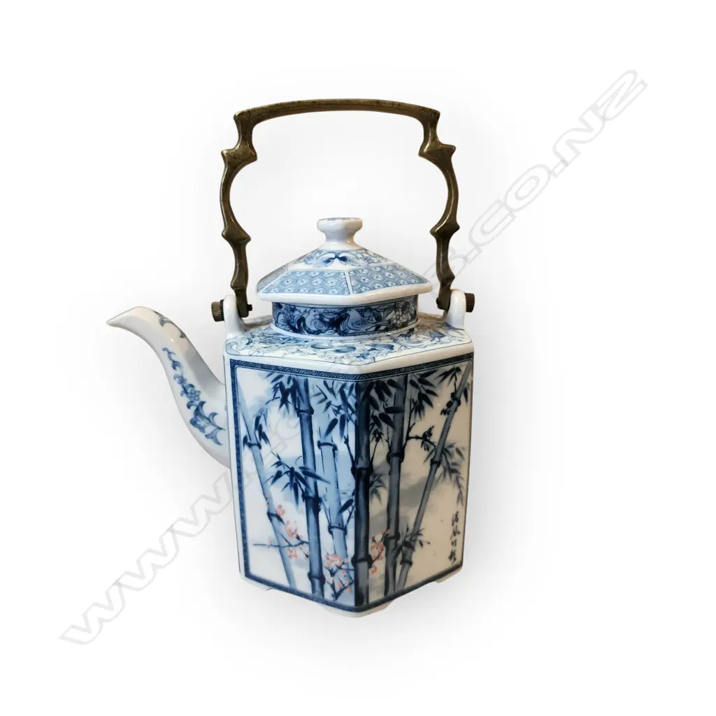 VINTAGE JAPANESE BLUE AND WHITE PORCELAIN TEAPOT WITH A BAMBOO DESIGN Image 1++