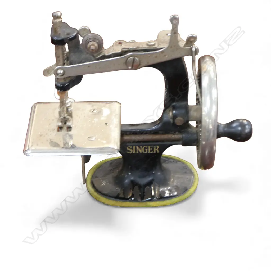 MINIATURE SINGER SEWING MACHINE  Image 1++