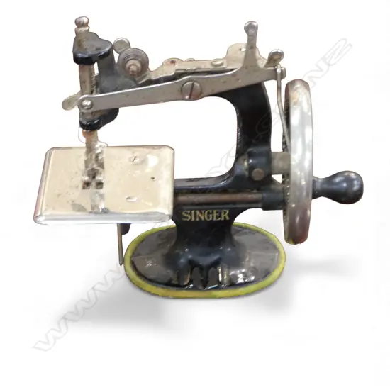 MINIATURE SINGER SEWING MACHINE 