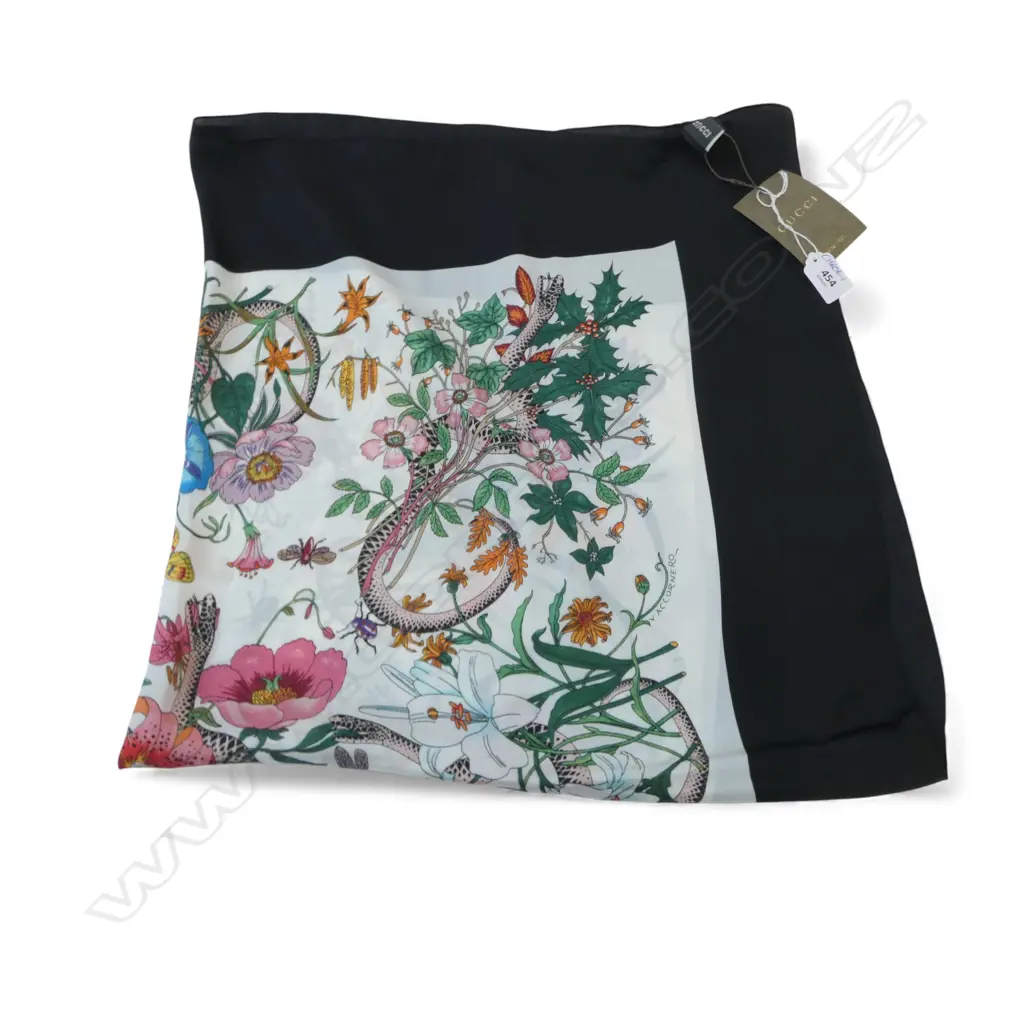 GUCCI SILK SCARF with original label Image 1++
