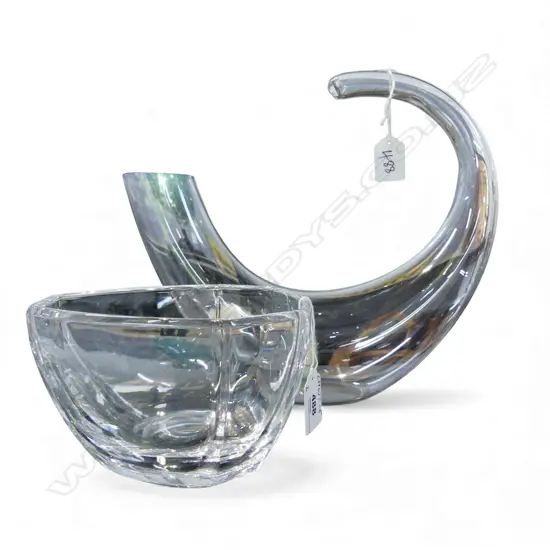 A STAMPED TIFFANY CLEAR GLASS BOWL 95 X 160mm WITH A CURVED GLASS WINE CARAFE 270 X 300mm