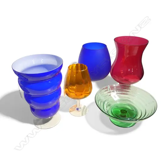 2 MID CENTURY COLOURED GLASS VASES H240MM 2 GOBLETS H210 & GREEN GLASS COMPORT DIA230MM