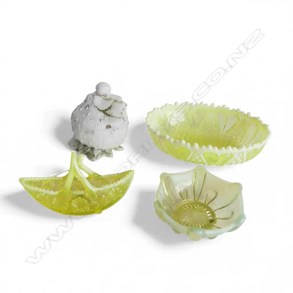 4 VINTAGE PRESSED GLASS PIECES: lidded strawberry dish + 3 yellow amber pces Image 1++