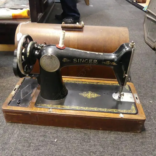 OAK CASED SINGER SEWING MACHINE Y.7586657 W.500mm with key