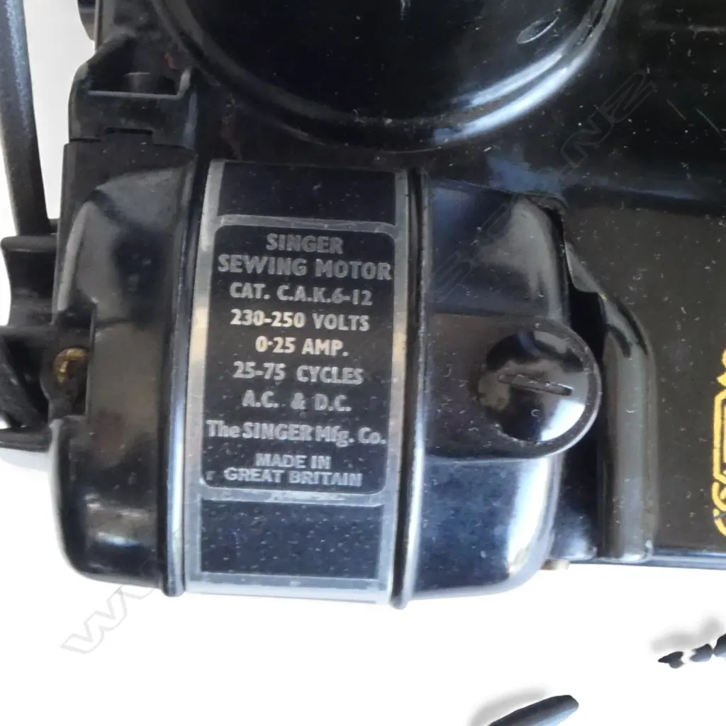 CASED SINGER SEWING MACHINE, WORKING Image 1++