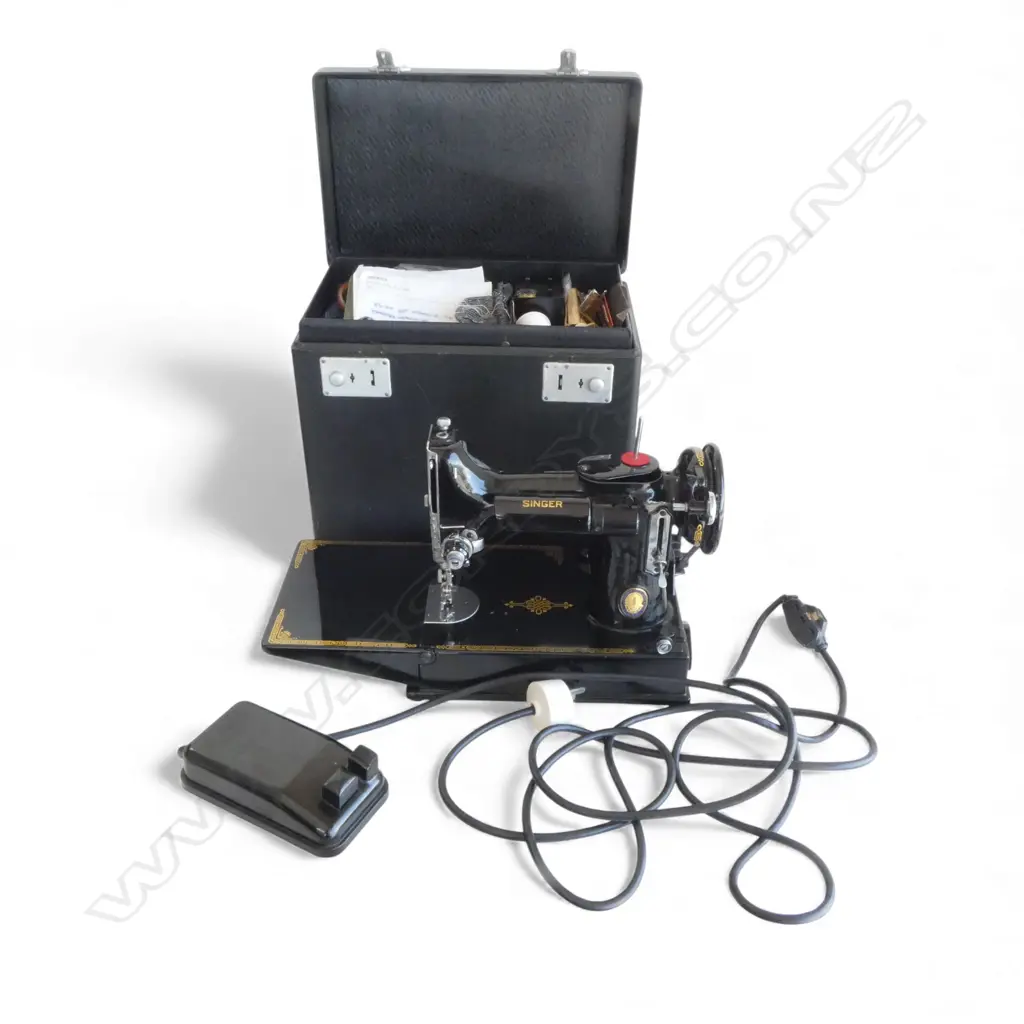 CASED SINGER SEWING MACHINE, WORKING Image 1++