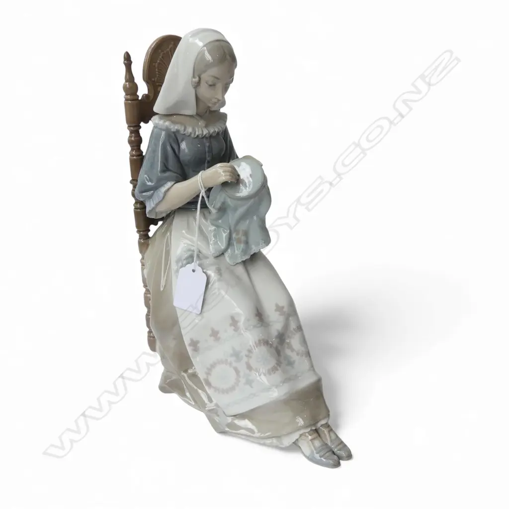 LLADRO WOMAN SEWING H.290mm Image 1++