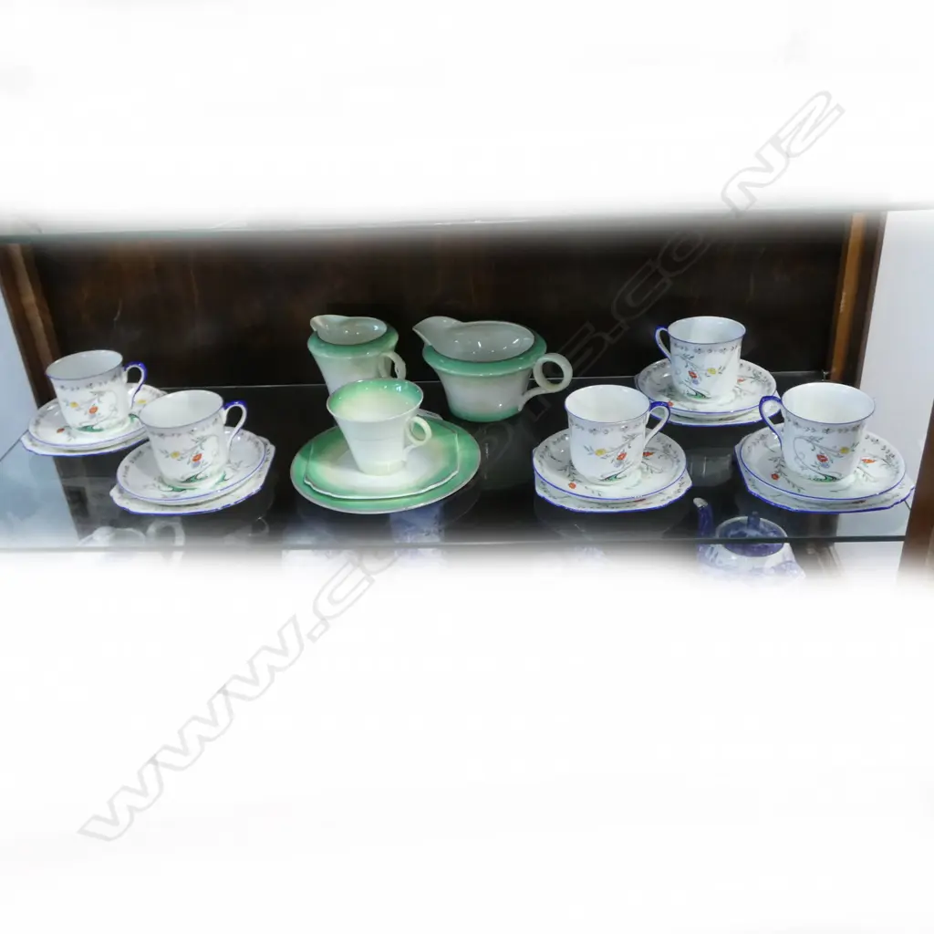 5 SHELLEY CHINA MATCHING CSPS 2 DECO GREEN SHELLEY JUGS CUP & 2 PLATES Image 1++