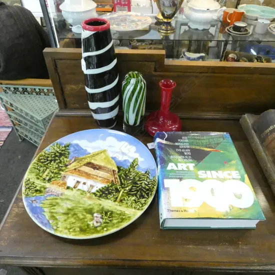 ART SINCE 1900 THAMES & HUDSON REFERENCE BOOK + 3 GLASS VASES & MAJOLICA PLATE Dia.360mm