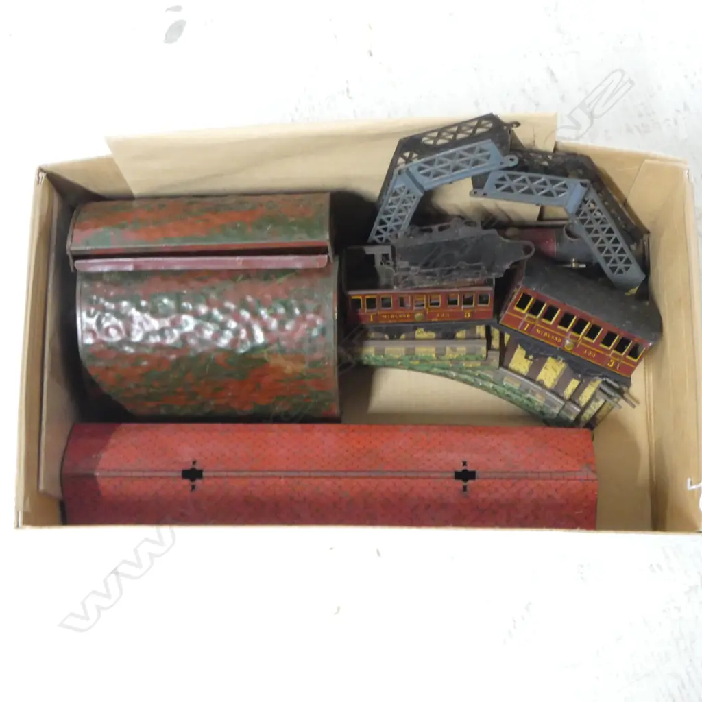 BOX OF VINTAGE HORNBY TIN TUNNEL RAILWAY STATION OVER BRIDGE ENGINE & CARRIAGES Image 1++