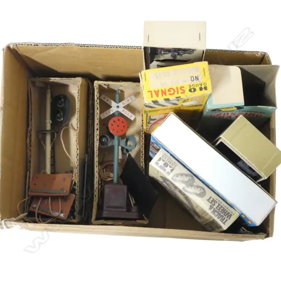 BOX OF 4 ELECTRIC SIGNALS & EXTRAS