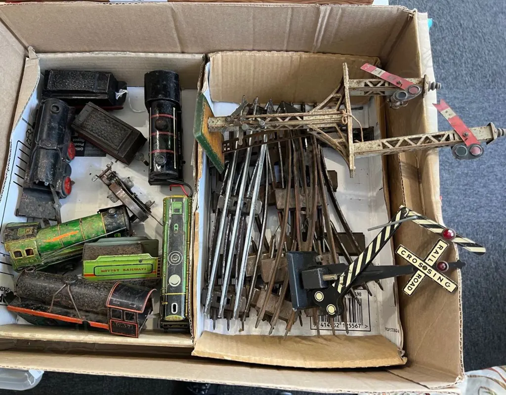 COLLECTION OF OLD HORNY 0 GAUGE MODEL RAILWAY includes 2 signal arms Image 1++