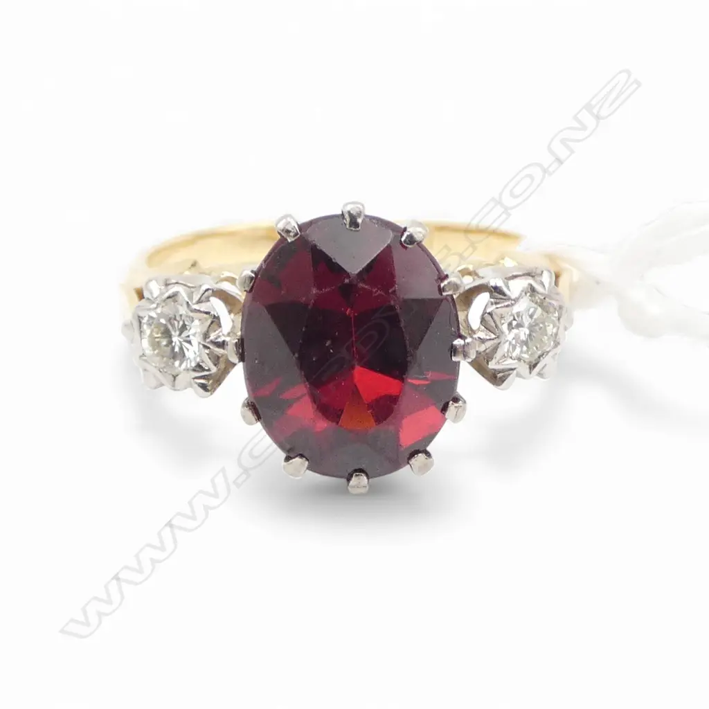 18ct Y/W GOLD GARNET & DIAMOND 3 STONE RING 3.6gms SIZE L Image 1++