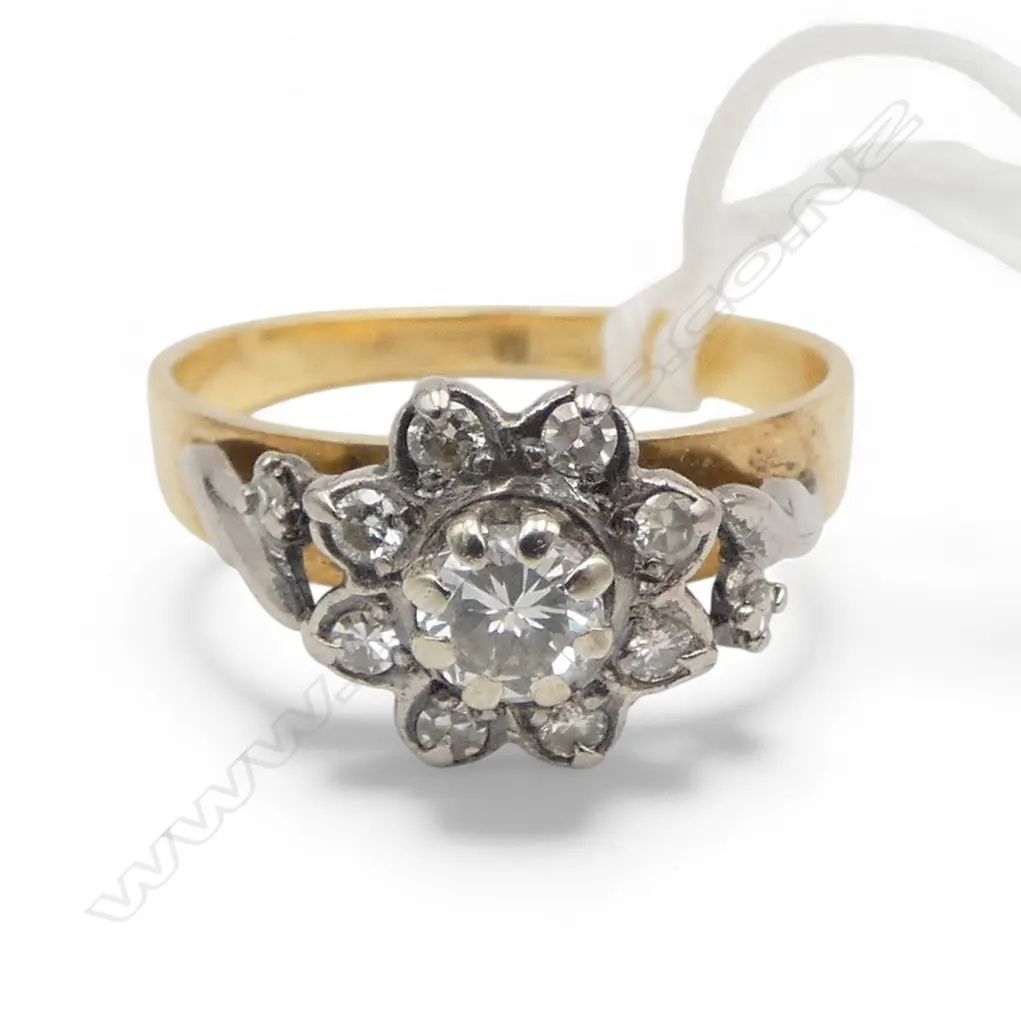 18ct GOLD & DIAMOND CLUSTER RING, 3.7gms size O Image 1++