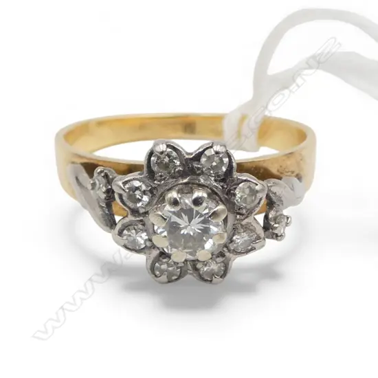 18ct GOLD & DIAMOND CLUSTER RING, 3.7gms size O