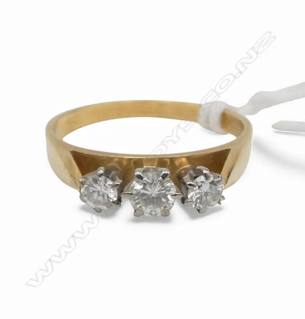 18CT 3 STONE DIAMOND RING, 3.2gms SIZE O1/2 Image 1++