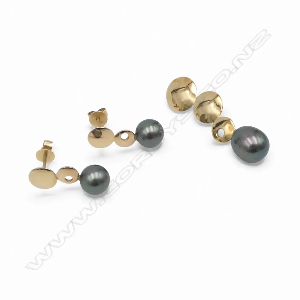 CONTEMPORARY 9CT GOLD AND BLACK PEARL EARRINGS AND PENDANT SET (valuation) Image 1++