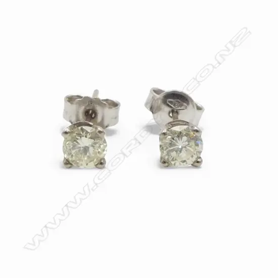 18CT WHITE GOLD AND DIAMOND STUD EARRINGS (approx 0.35ct each) 