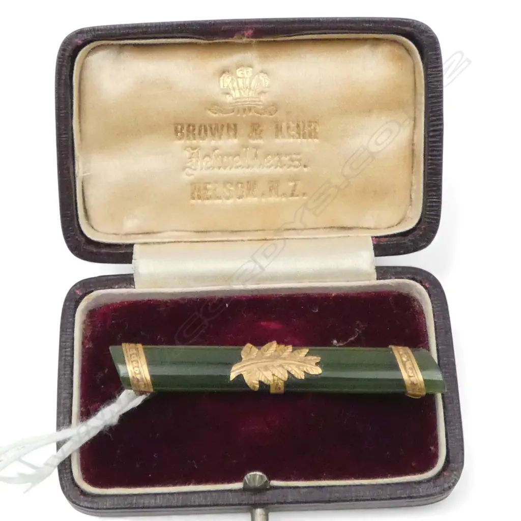 COLONIAL 9ct GOLD & POUNAMU BAR BROOCH Image 1++