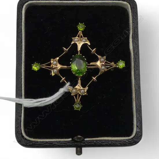 Edwardian 9ct gold stone set green & seed pearl brooch boxed 4.46gms.