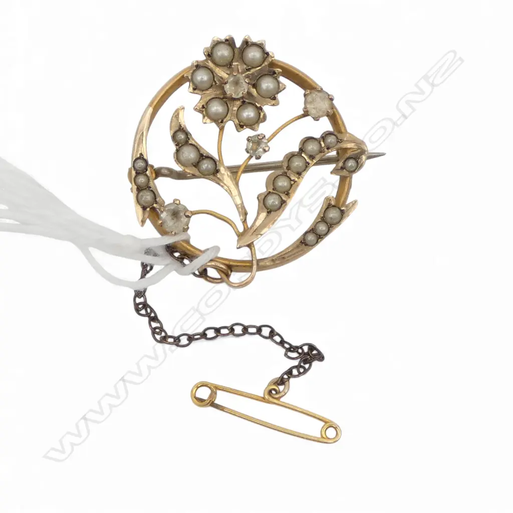 9ct GOLD, SEED PEARL & PASTE FLORAL BROOCH saftey chain & pin not gold 3.95gms Image 1++