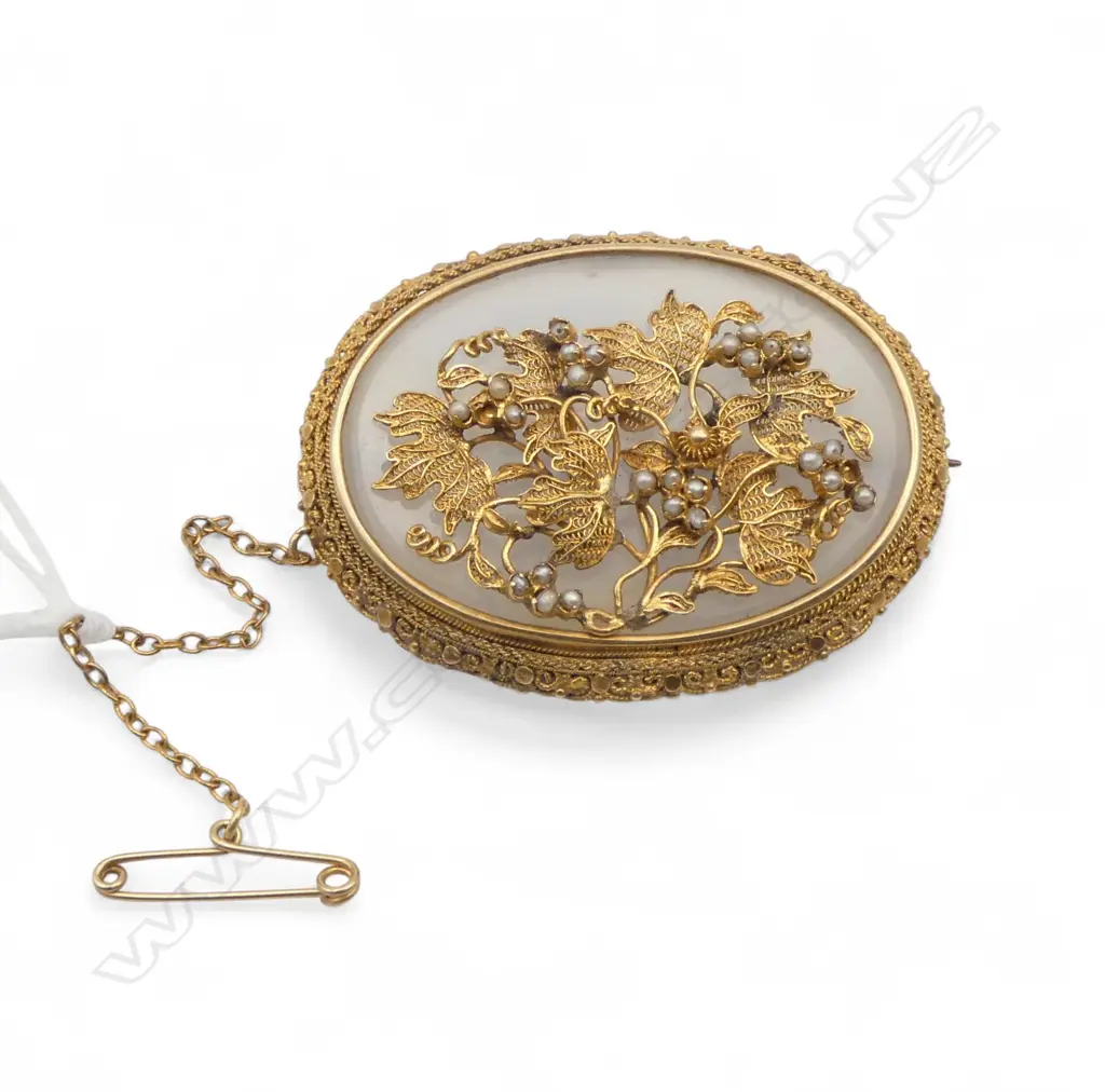 19thC 18CT CHALCEDONY & SEED PEARL BROOCH 35x45mm 2 seed pearls absent. 15.16gms Image 1++