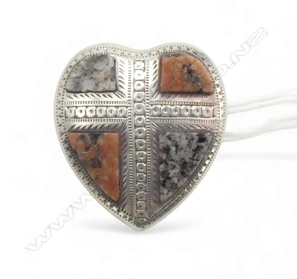 Vintage Scottish heart shield form brooch agate set to quarters Image 1++