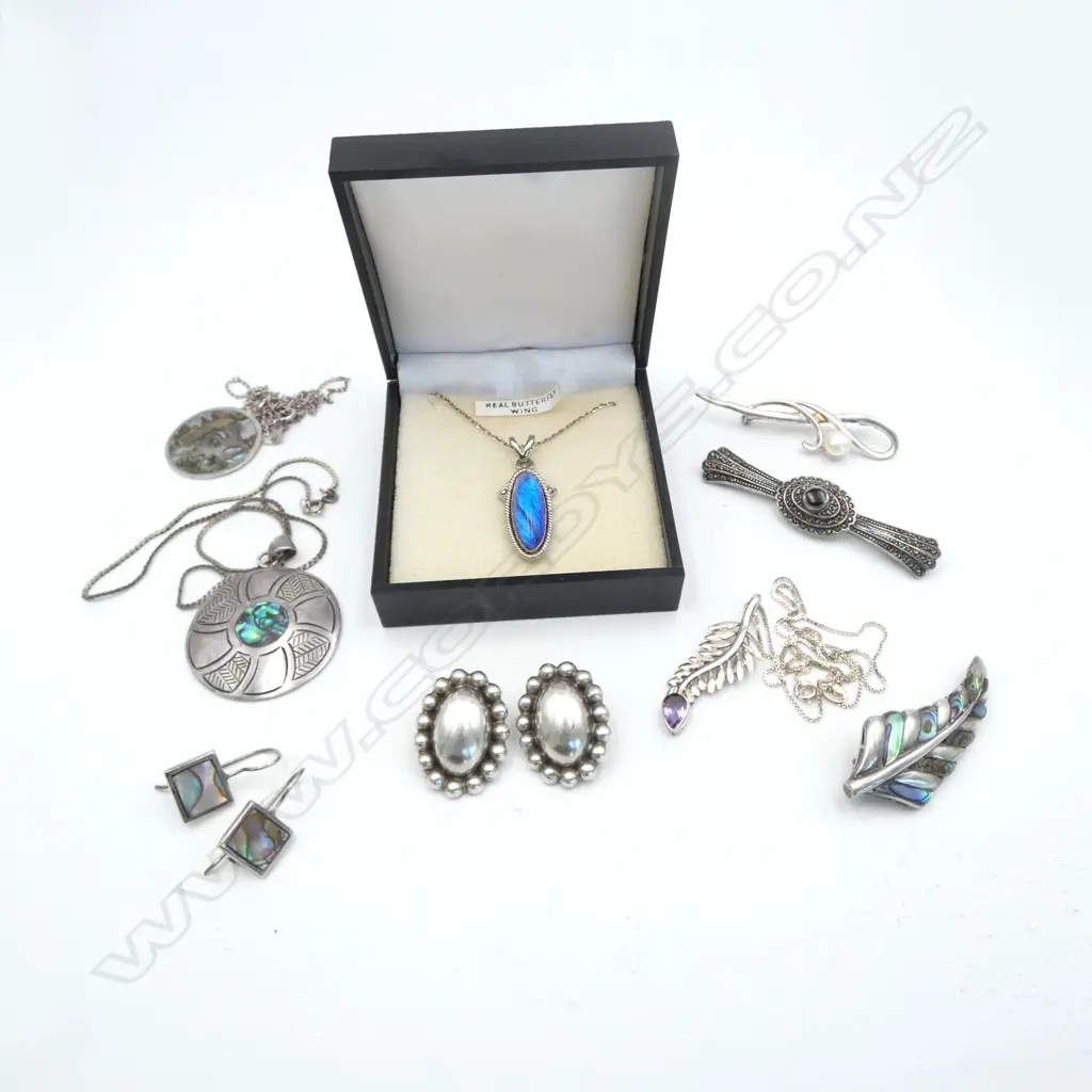 ASST SILVER JEWELLERY: 4 NECKLACES + 3 BROOCHES + 2 PR EARRINGS Image 1++