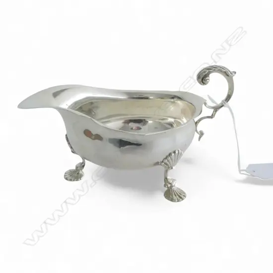 Birmingham 1918 Georgian style sauce boat. Shell feet + flying handle. 144gms