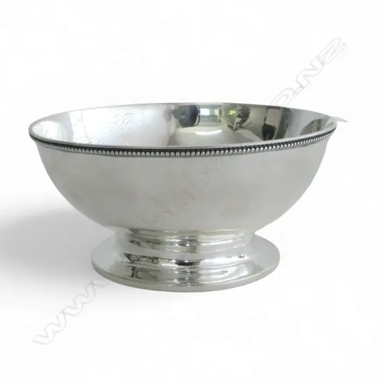 London 1807 silver pedestal bonbon bowl bead rim. Demi dig crest. London 1807 by John Emes. Dia.127mm. 148gms
