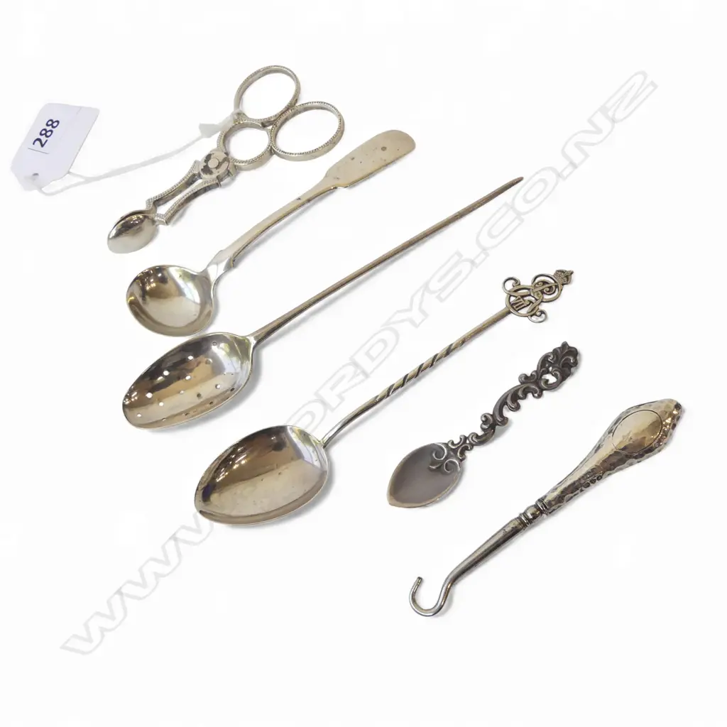 6 PCES STG SILVER; MOTE SPOON + 3 SPOONS, TONGS & BUTTON HOOK 59gms Image 1++