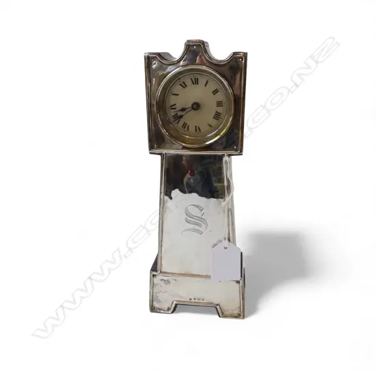 SILVER FRONTED OAK DESK CLOCK longcase form. Birmingham 1925. H.225mm. Winder handle absent
