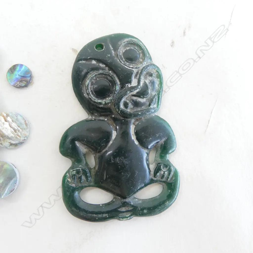 VINTAGE PLASTIC HEITIKI & LRG QUANTITY PAUA SHELL EYES Image 1++