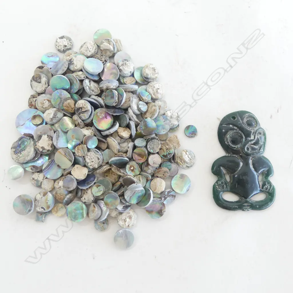 VINTAGE PLASTIC HEITIKI & LRG QUANTITY PAUA SHELL EYES Image 1++