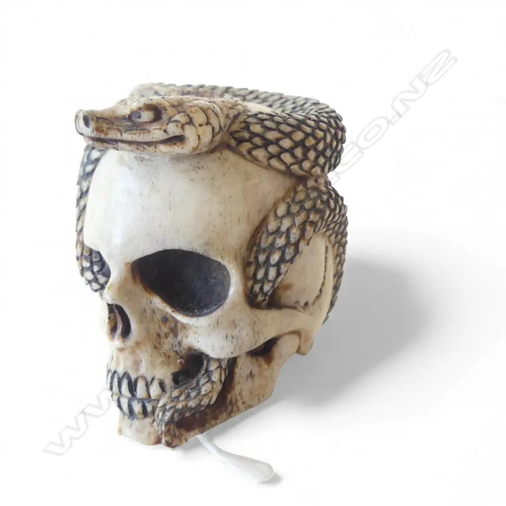 JAPANESE BONE OKIMONO skull & snake, signed H.47mm Image 1++