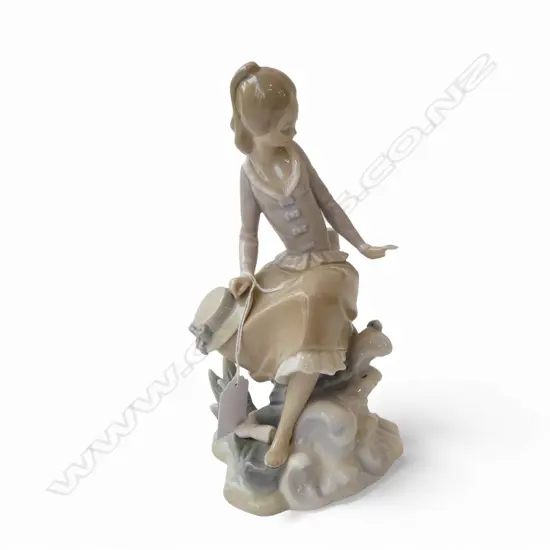 LLADRO FIGURINE 'Girl at the Beach', H.300mm