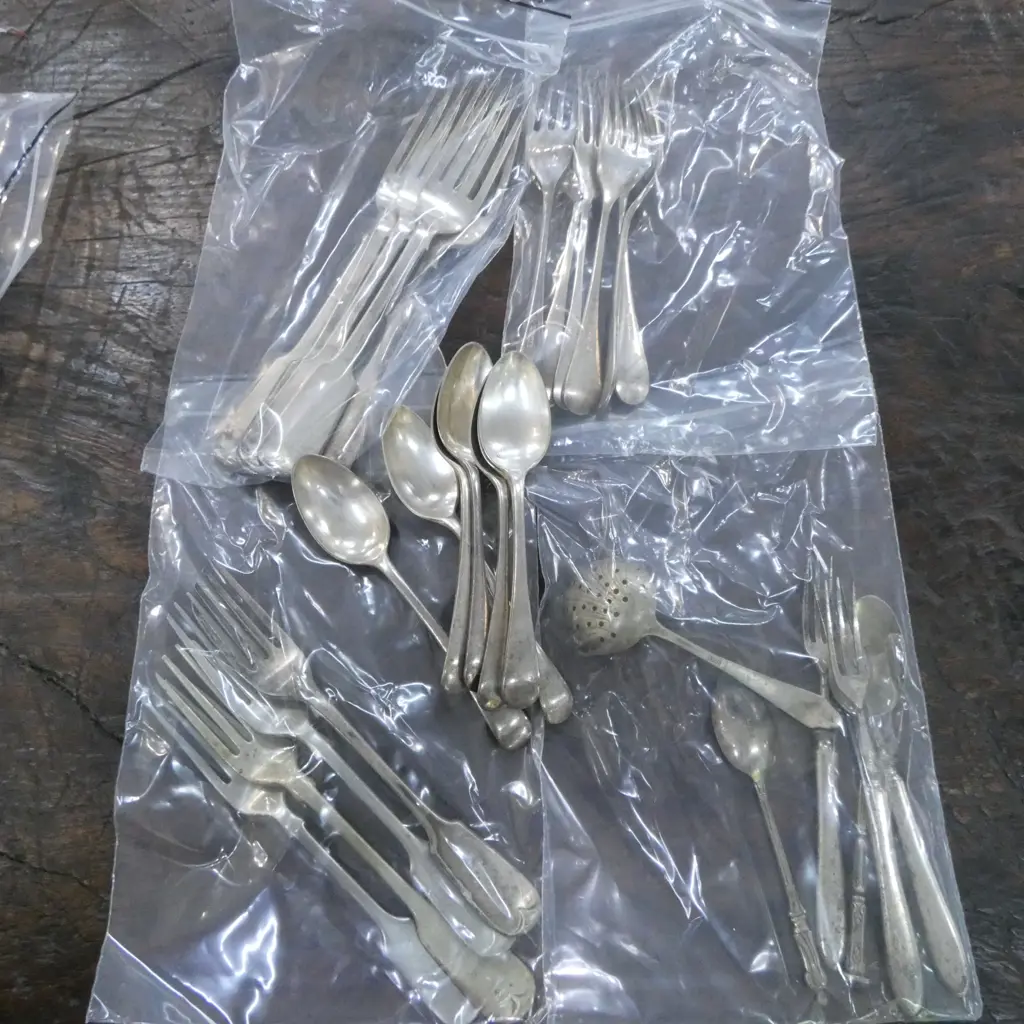 ASST VINTAGE SILVER PLATE CUTLERY Image 1++