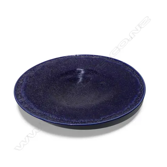 KEUM SUN LEE FOOTED PLATE, MOTTLED NAVY GLAZE, Dia.300mm