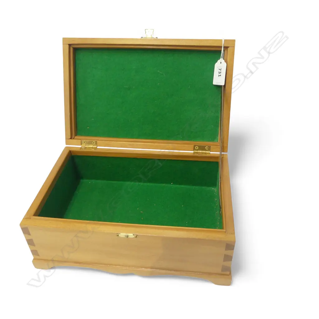 HANDMADE WOODEN BOX; KAURI w. RIMU TRIM, DOVETAILED & VELVET LINED 255x165x115mm Image 1++