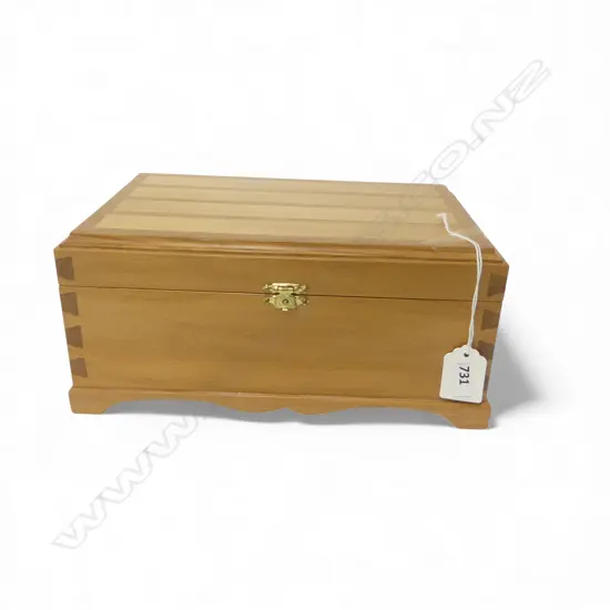 HANDMADE WOODEN BOX; KAURI w. RIMU TRIM, DOVETAILED & VELVET LINED 255x165x115mm