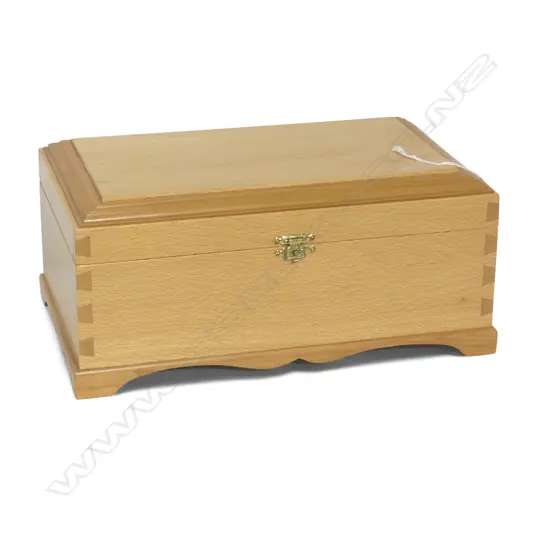HANDMADE WOODEN BOX; SOUTH ISLAND BEECH w. RIMU TRIM, DOVETAILED & VELVET LINED 260x165x115mm