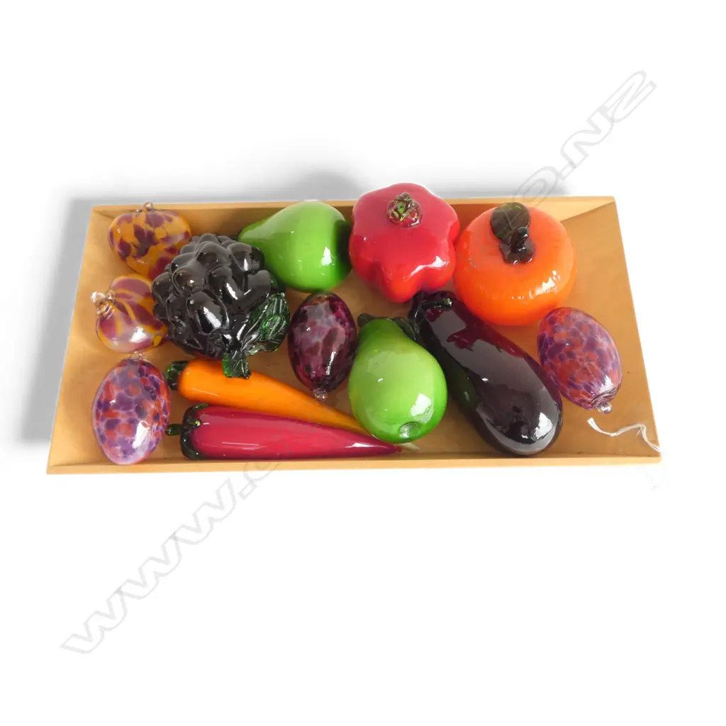 WOOD TRAY L420MM & COLLECTION OF 13 GLASS FRUIT ETC Image 1++