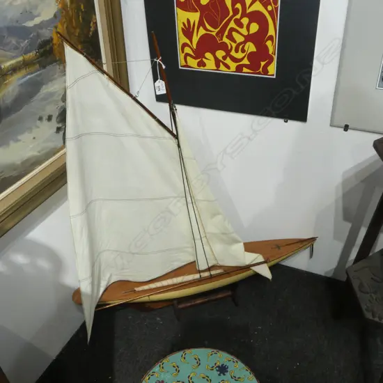 POND YACHT ON STAND L.1080mm