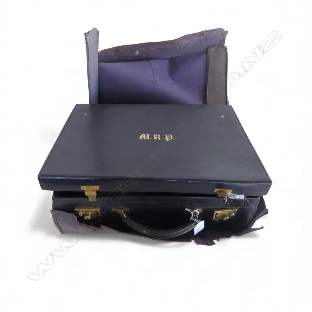 VINTAGE FINNIGANS VANITY TRAVEL CASE; 2 STG CAP BOTTLES, STG SILVER BRUSH, ASST. IVORY HANDLED PCES Image 1++