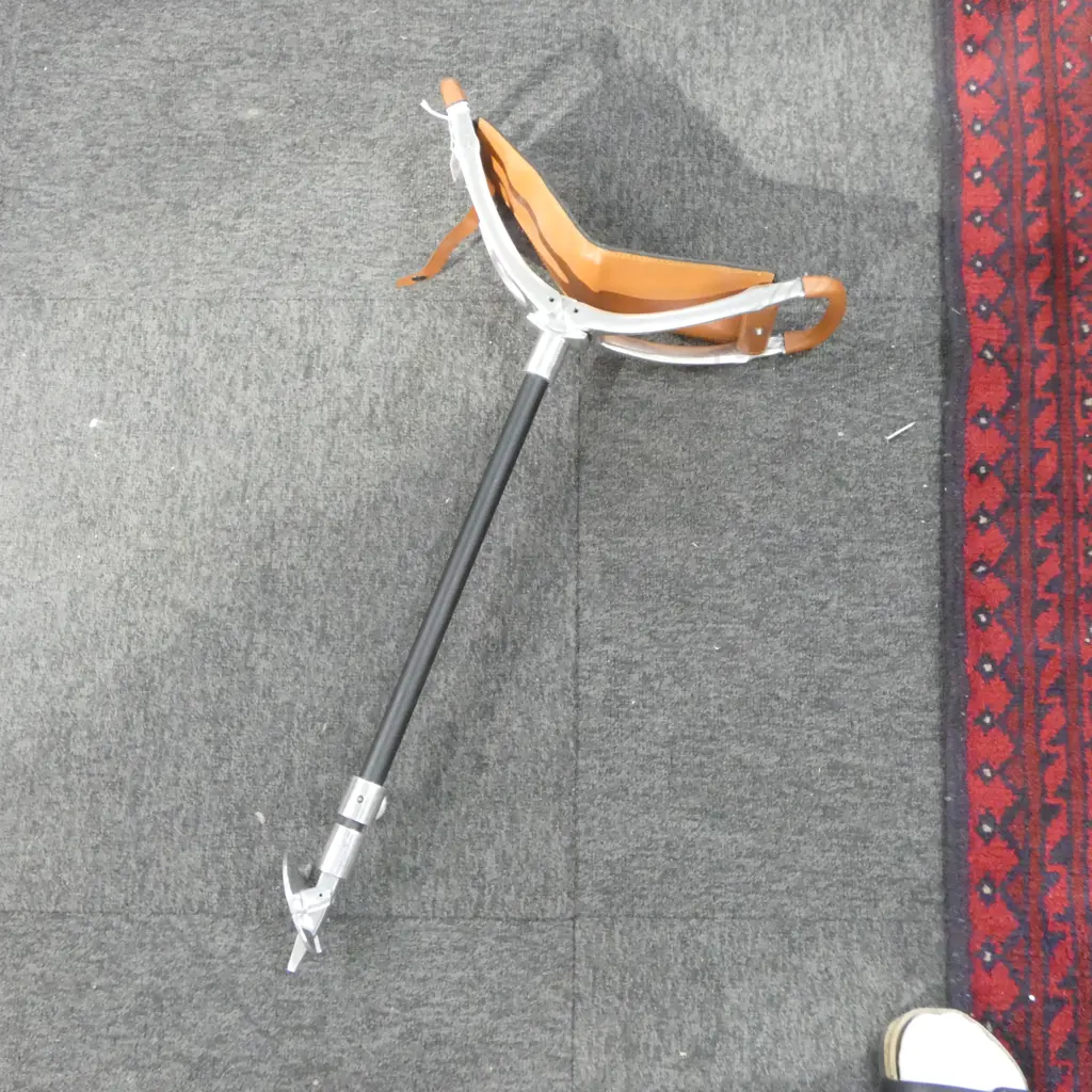 MODERN LEATHER & ALUMINIUM ADJUSTABLE SHOOTING STICK / SEAT Image 1++