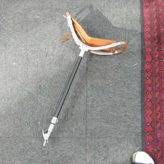 MODERN LEATHER & ALUMINIUM ADJUSTABLE SHOOTING STICK / SEAT
